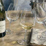 Chablisienne vin : dégustation Chablis, verres et bouteille