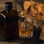 Southern Comfort : bouteille et verre de liqueur ambrée style whisky