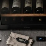 Cave à vin électrique avec porte anti-UV, réglage 12°C et bouteilles couchées