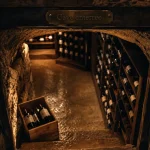 Cave à vin enterrée, trappe et bouteilles couchées