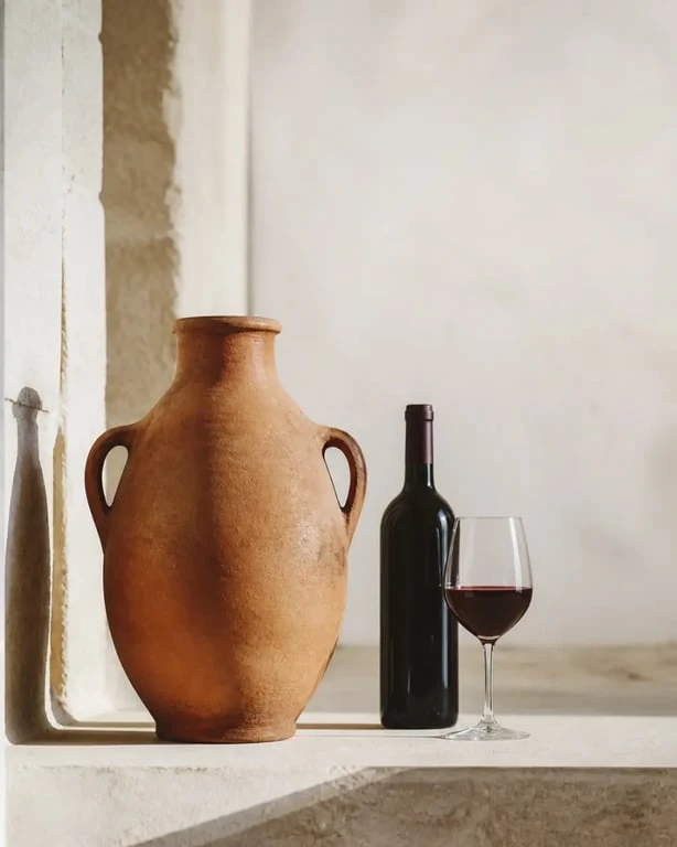 Vin amphore gaillac dans une cave de Gaillac avec amphore en terre cuite et verre de rouge