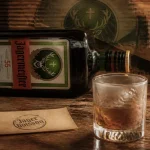 Jägermeister jagger boisson, bouteille ambrée et shot avec glaçons