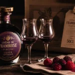 Liqueur de chambord en bouteille sphérique, framboises et cognac
