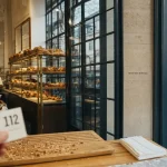 Maison Bergeron Paris : pains au levain devant la boulangerie