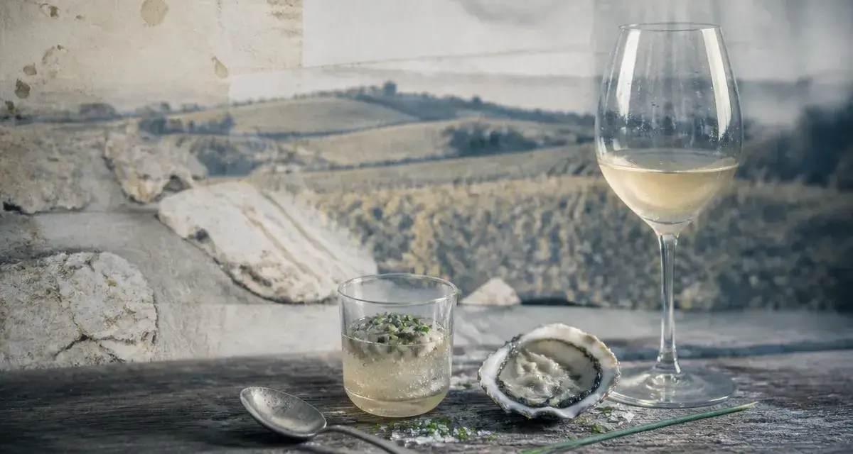Vin nature chablis, verrine d’huîtres et minéralité sur table