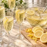 Cocktail vin blanc : flûtes avec citron et bulles fines