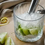 Recette caipiroska : vodka, citron vert, sucre et glaçons